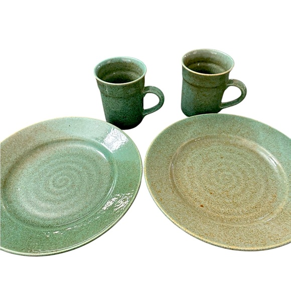 MIKASA Potter's Craft Hunter GreenHP417 2 Dinner Plates- 2 Mugs - Set of 4
